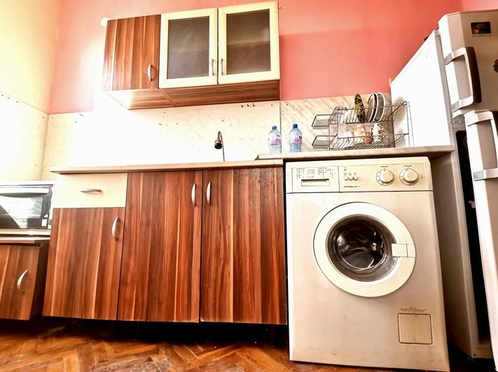 Дава се под наем Тристаен апартамент в Бургас, Център - 80 кв.м за 331.5 € - Снимка #1