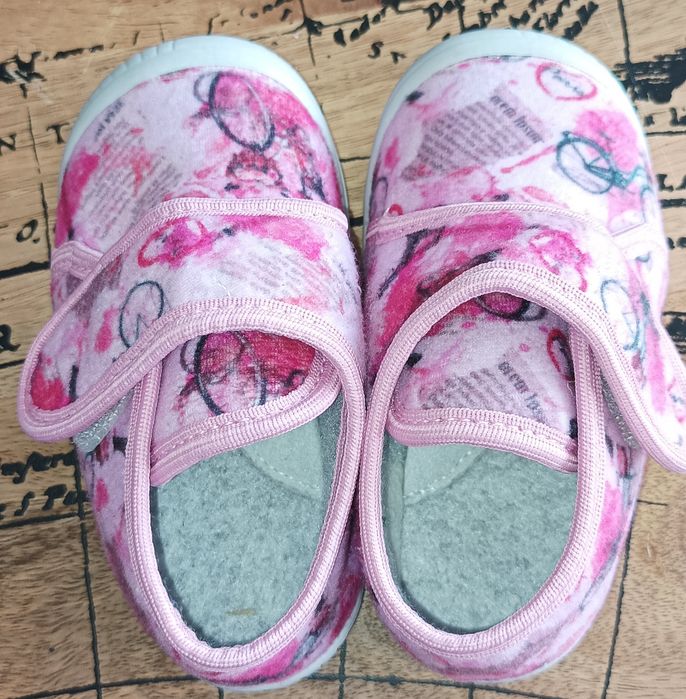 Детски обувки различни размери.