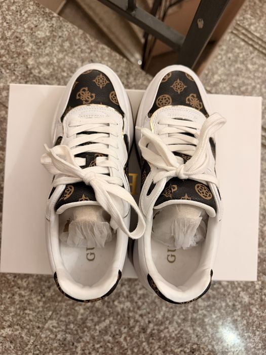 Дамски сникърси Guess Happy