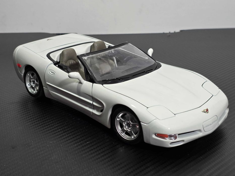 Macheta Auto 1/18 Burago Chevrolet Corvette C5 1997