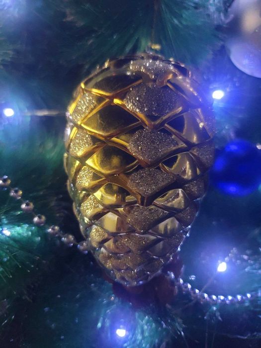 В новом состояние 2,5 метровая ёлка с игркшками и новой герляндой