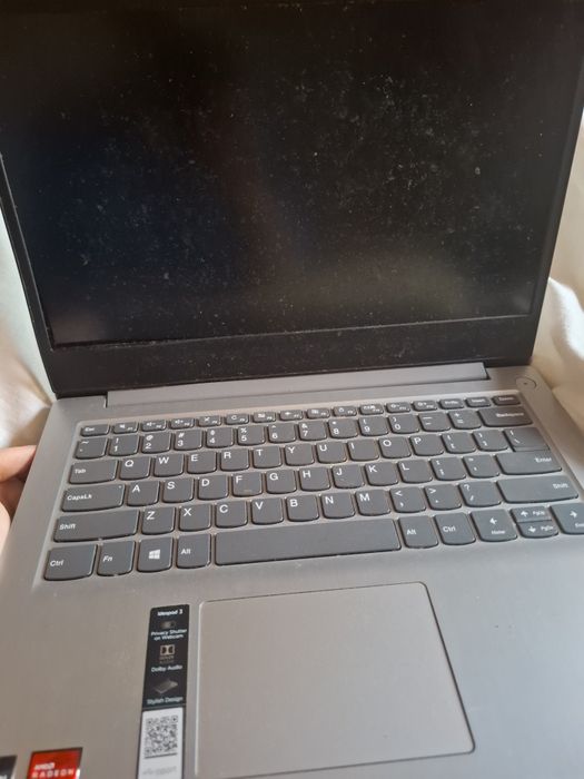 „Laptop Lenovo IdeaPad 3 defect display – pentru piese
