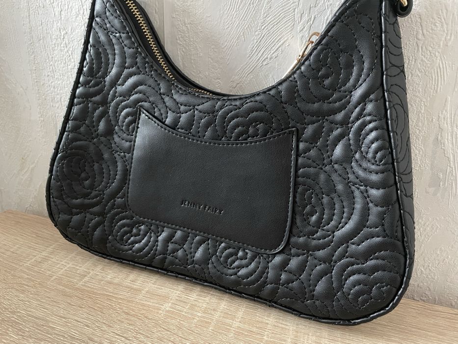 Дамака черна чанта с рози