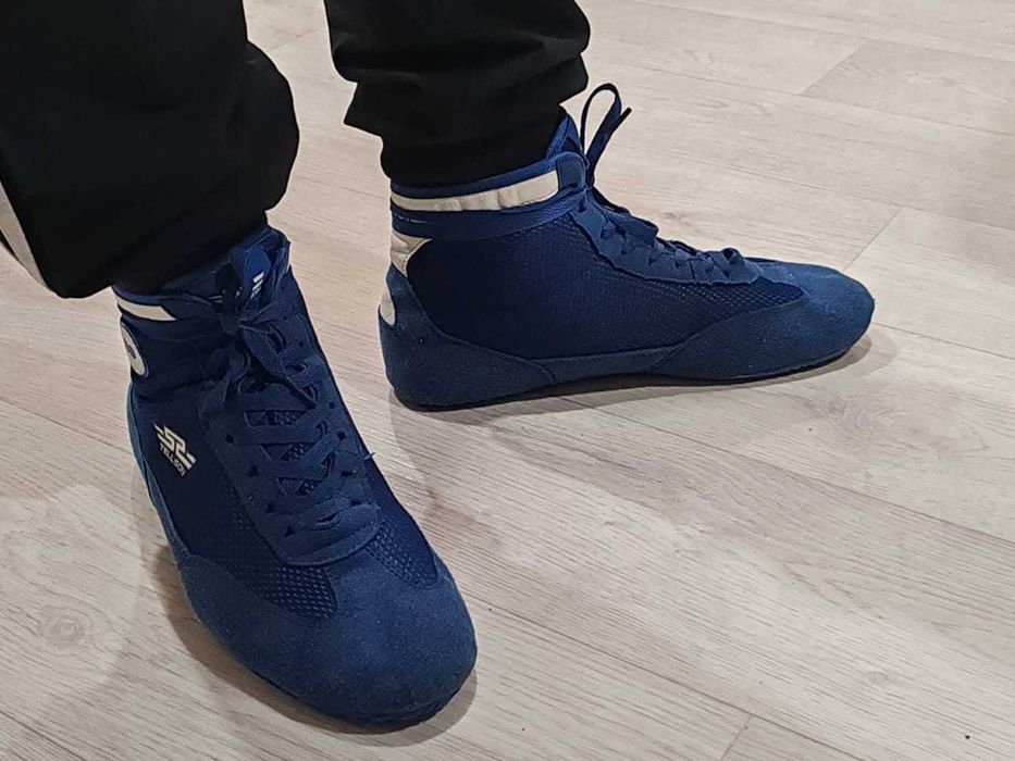 Продам тельник красный ,борцовки