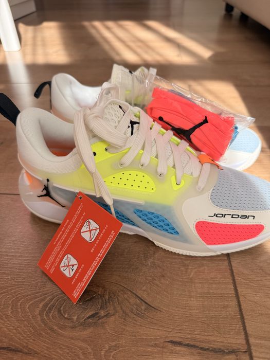Продам кроссовки унисекс Jordan
