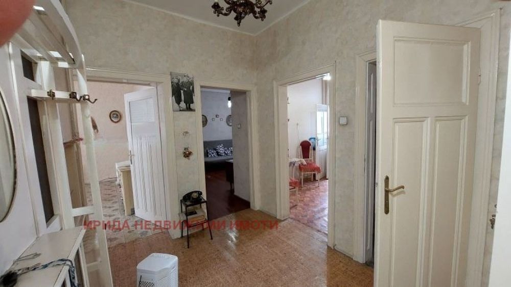 Двустаен апартамент до пл. Славейков