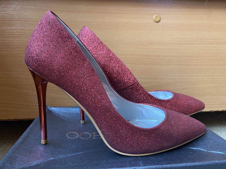 Туфли в красном цвете блестящие