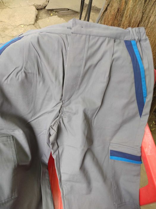 Vând pantaloni de lucru din tercot mercerizat.