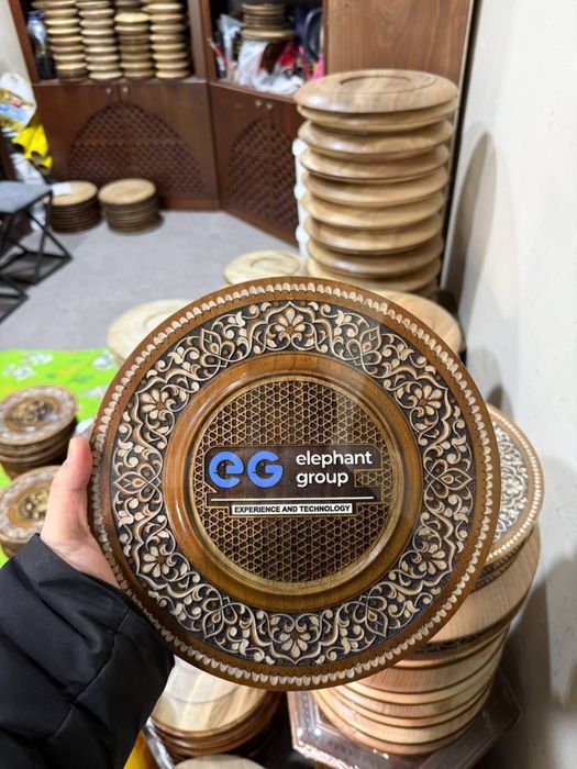 Декоративное блюдо из орехового дерева — ручная работа с логотипом