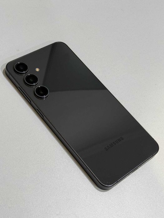 Обменяю SAMSUNG S24 FE на что то меньшего размера