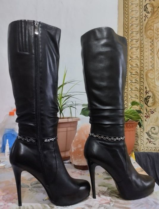 Кожаные сапоги на каблуке