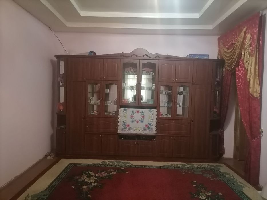 Stenka mebel eni 4,30 boʻyi 2,80 qirchilmagan oynali...