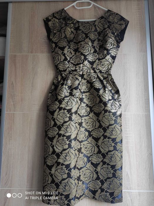 rochie de ocazie ce aminteste de nebunia anilor '60