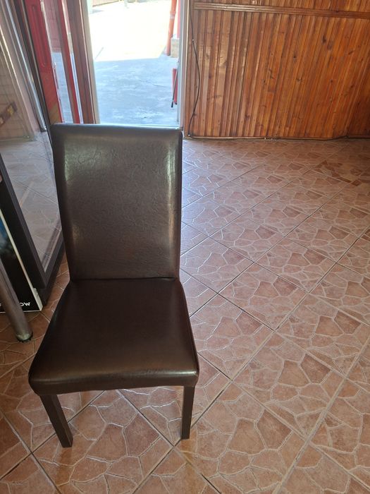 Mese și scaune luate de la lems.