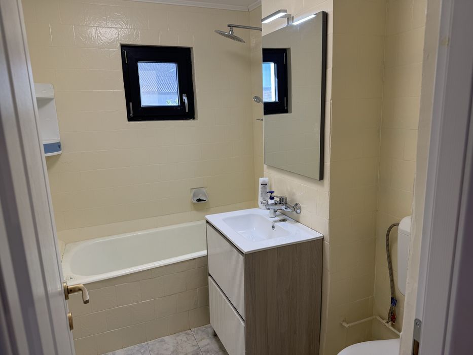 Inchiriez apartament 3 camere Onesti str Libertatii blocuri noi