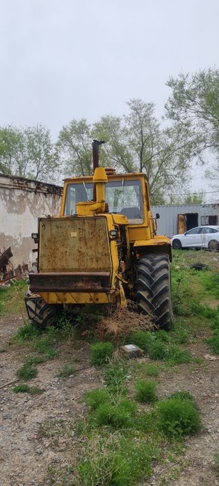 Трактор т-150с плугом