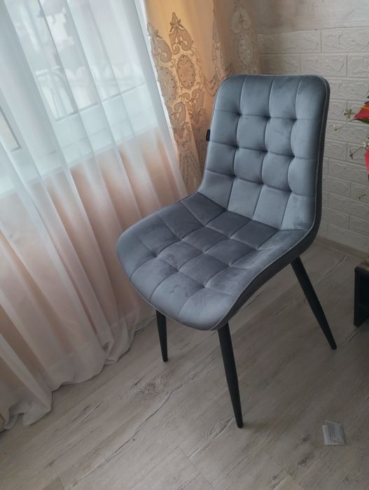 Scaune tapitate sunt noi  4 bucati