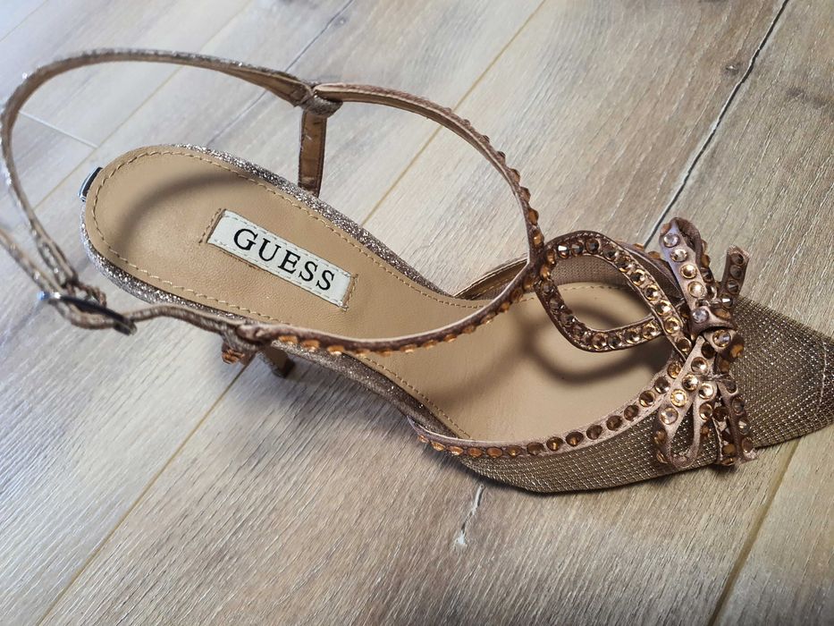 Pantofi guess noi marime 37 se potrivesc si pentru marimea 38