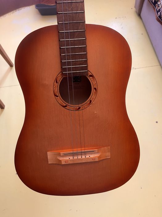 Гитара акустическая.