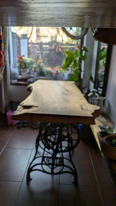 Masă din Stejar Masiv cu Picioare de Fontă Vesta – Piesă Unicat,