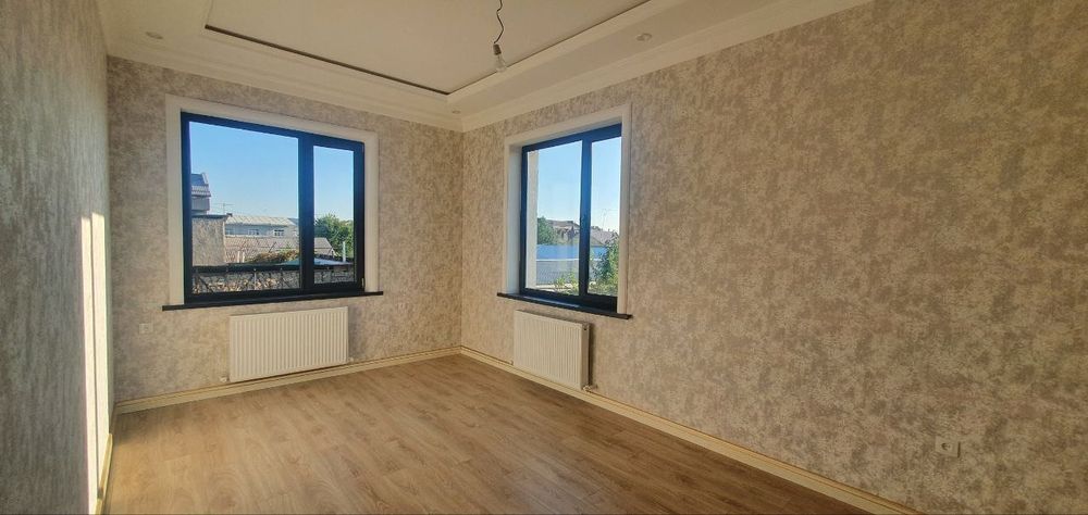 Shayxontoxur tuman Tinchlik mahallasida uchaska  sotiladi  2,3 sotix