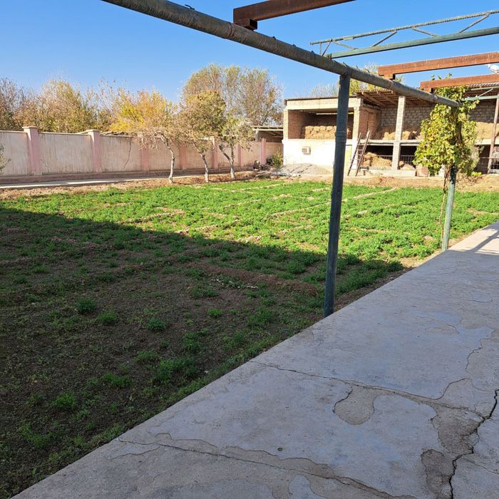 Hovli srochni sotiladi