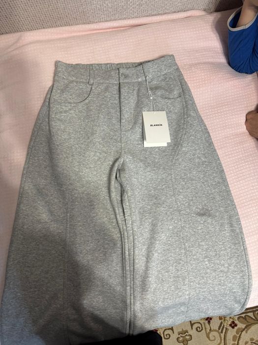 Лонгслив с спушенным плечем, брюки багги
Бр