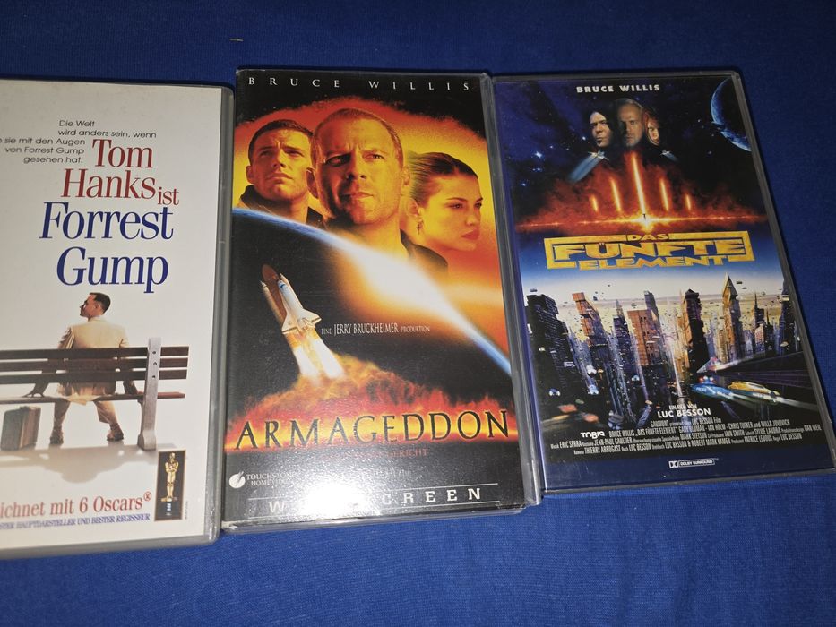 Pachet cu 3 casete video, vhs,în limba germană, Bruce Willis, 50 lei