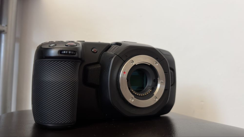 Blackmagic Pocket Cinema Camera 4K – utilizată + rig/cage și mâner si Obiectiv Cinematic Sirui Nightwalker 24mm T1.2 S35