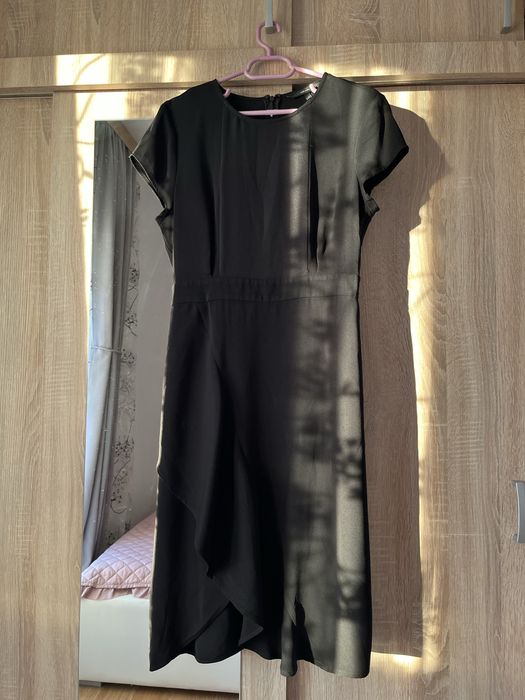 Rochie Vero Moda neagră cu maneca scurta și volănaș