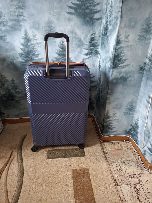 Продам новый дорожный чемодан