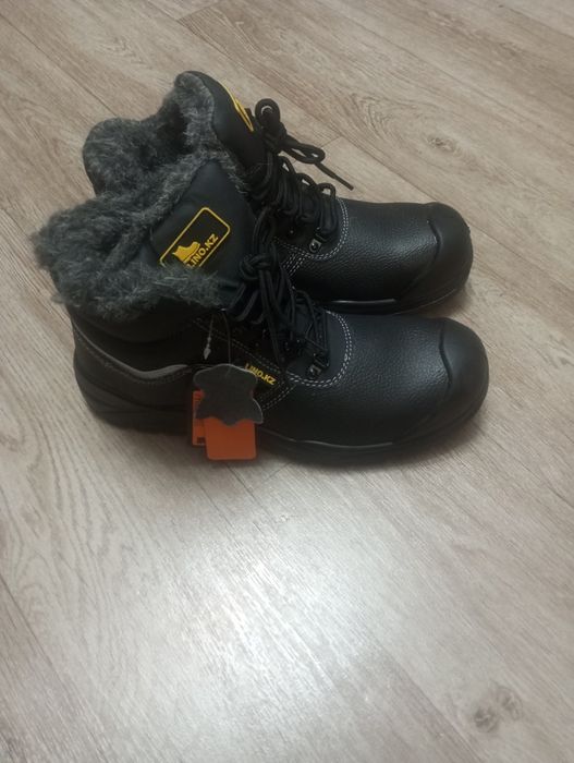 Продам ботинки зимние