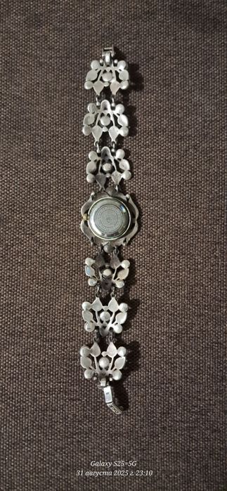 Продам женские серебряные часы.