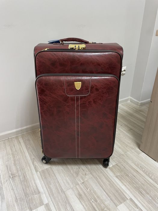 Большой чемодан L, не большой дефект