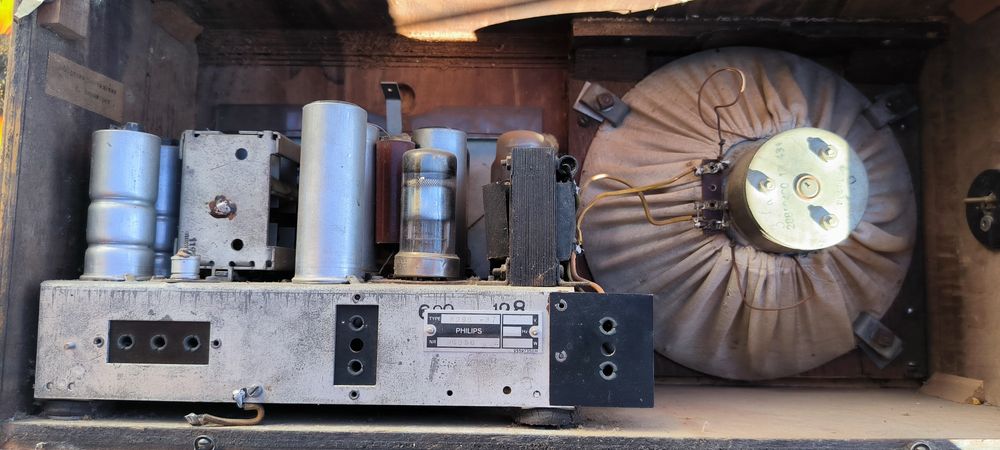 Продавам ретро радио Phillips лампово