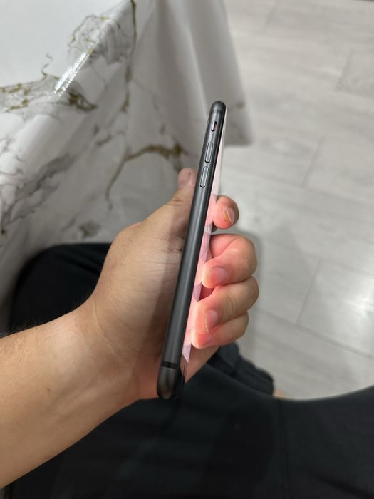 Продам iPhone SE 2020