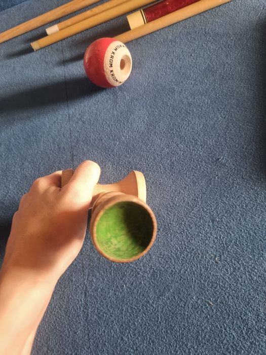 Kendama KROM pop LOL roșie