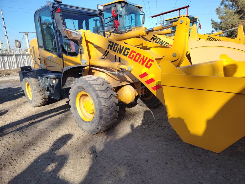 Погрузчик 1,куб 1тонна олади  паст кабиналиги