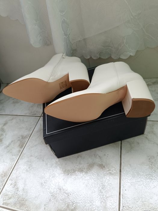 Нови бели боти на ток номер 38