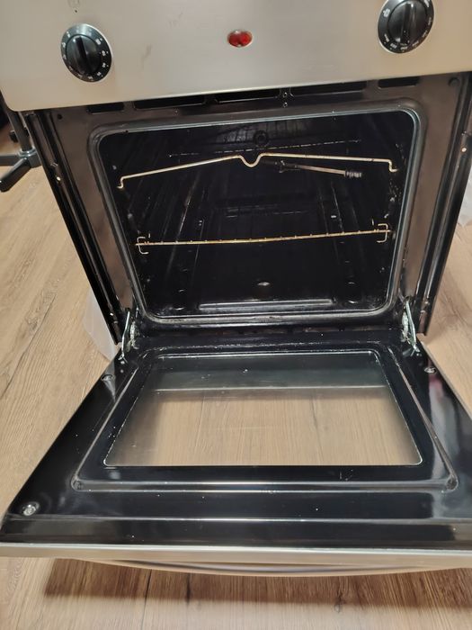 Vând cuptor incorporabil  pe gaz.