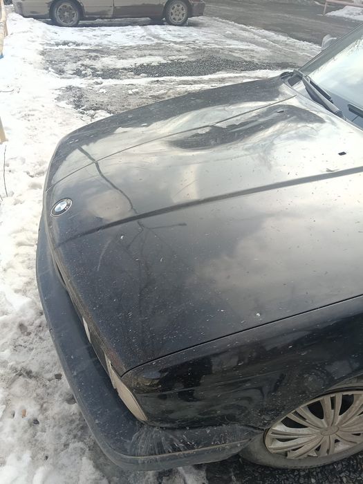 Капот автомобиля BMW