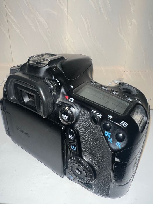 Canon eos 70d body sotiladi