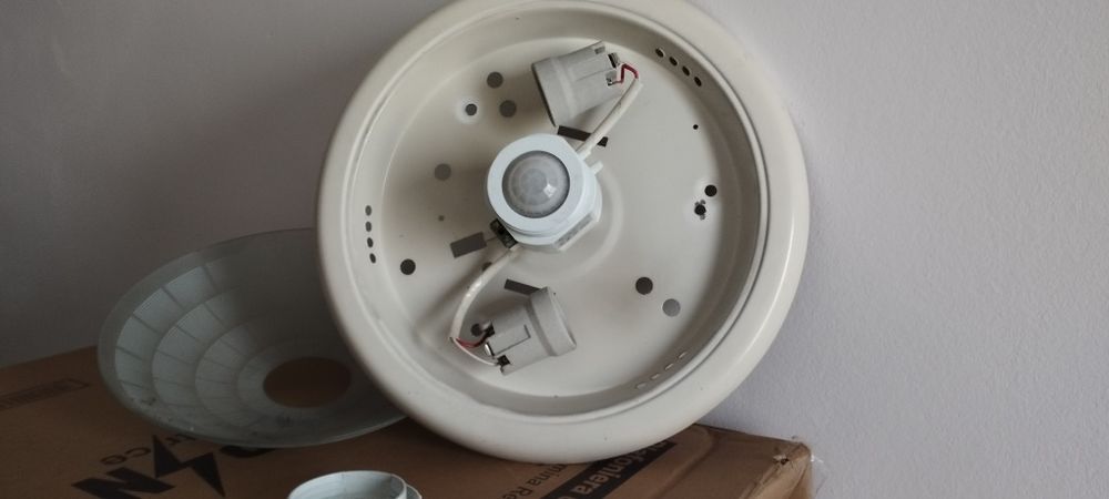 Vând plafoniera cu 2 becuri si senzor de mișcare .