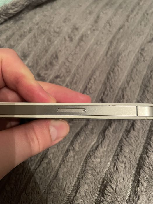 Продам iphone 4s