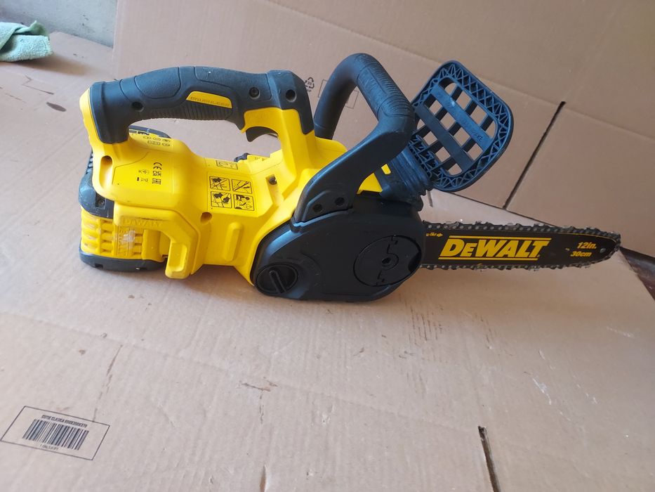 drujbă electrică cu acumulator DeWalt DCM565N, echipată cu un motor fără perii și o lamă de 30 cm.