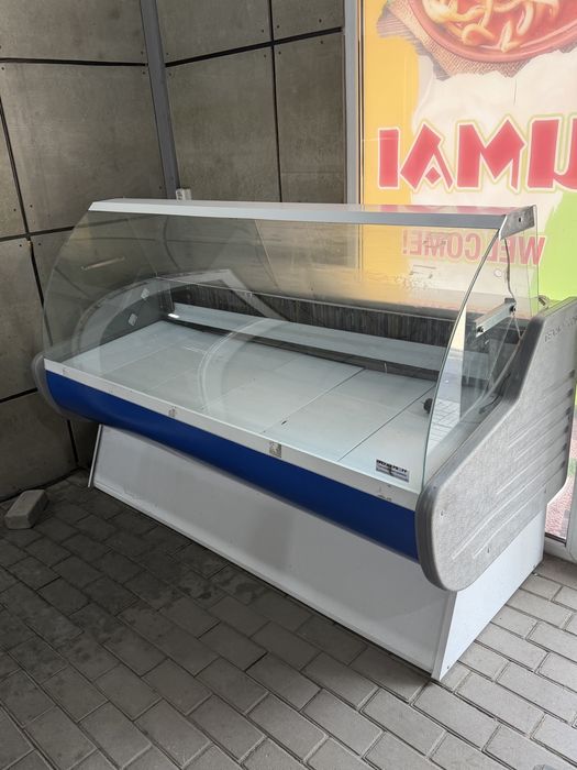 продам витринный холодильник