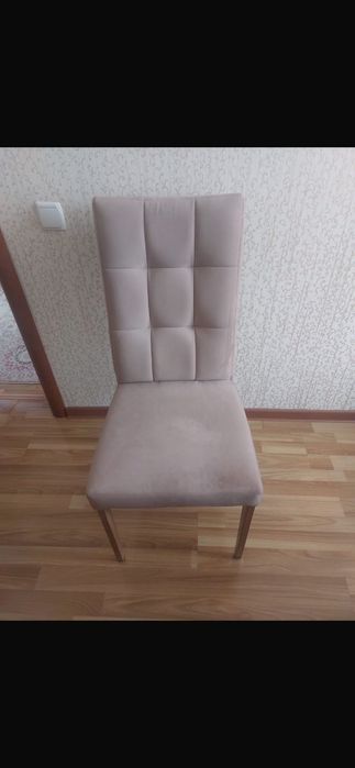 4 стулья 1 офисное кресло