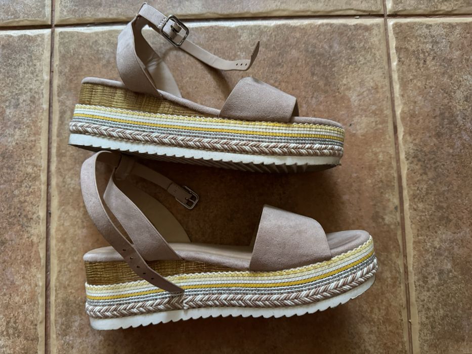 Sandale cu platforma roz pal marime 35