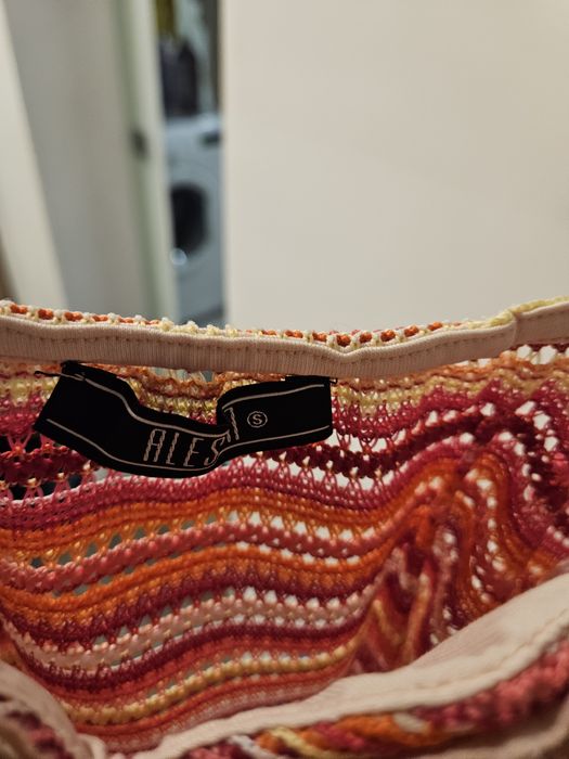 Розов топ с метални елементи