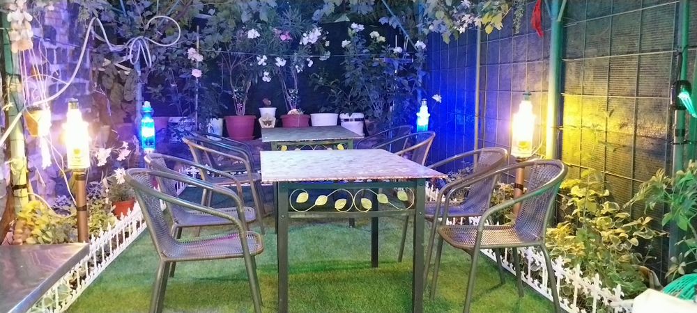 Маси със столове в много добро състояние  две маси и осем стола...